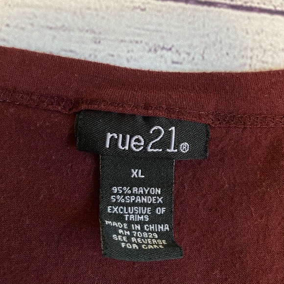 Burgundy Vneck tee - Picture 2 of 3